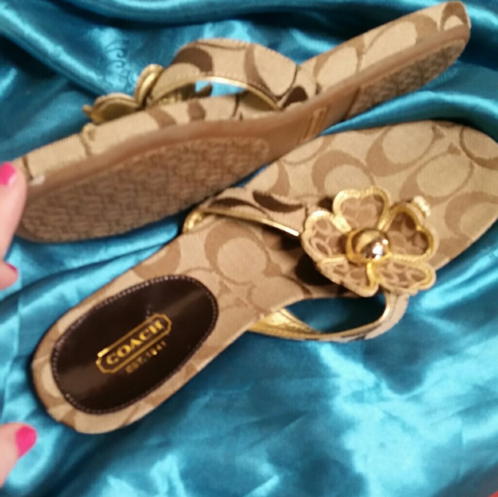 Size 8 coach flip flops - Picture 4 of 4